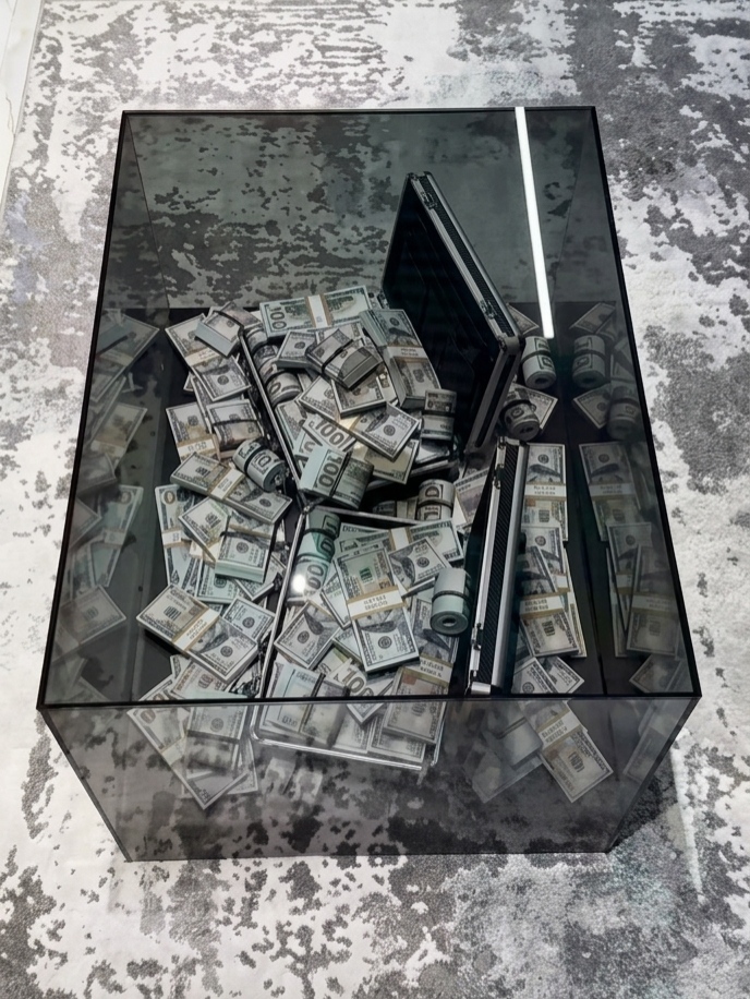 Стол с деньгами внутри под стеклом